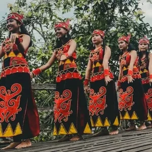 Tradisi Unik Suku Dayak